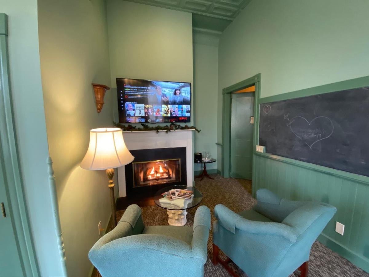 Chambery Inn ลี ภายนอก รูปภาพ