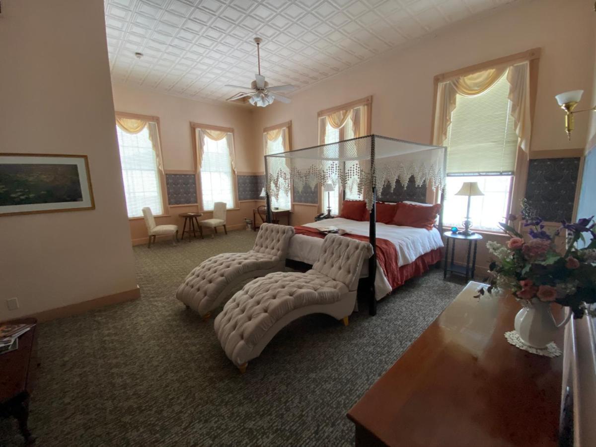 Chambery Inn ลี ภายนอก รูปภาพ