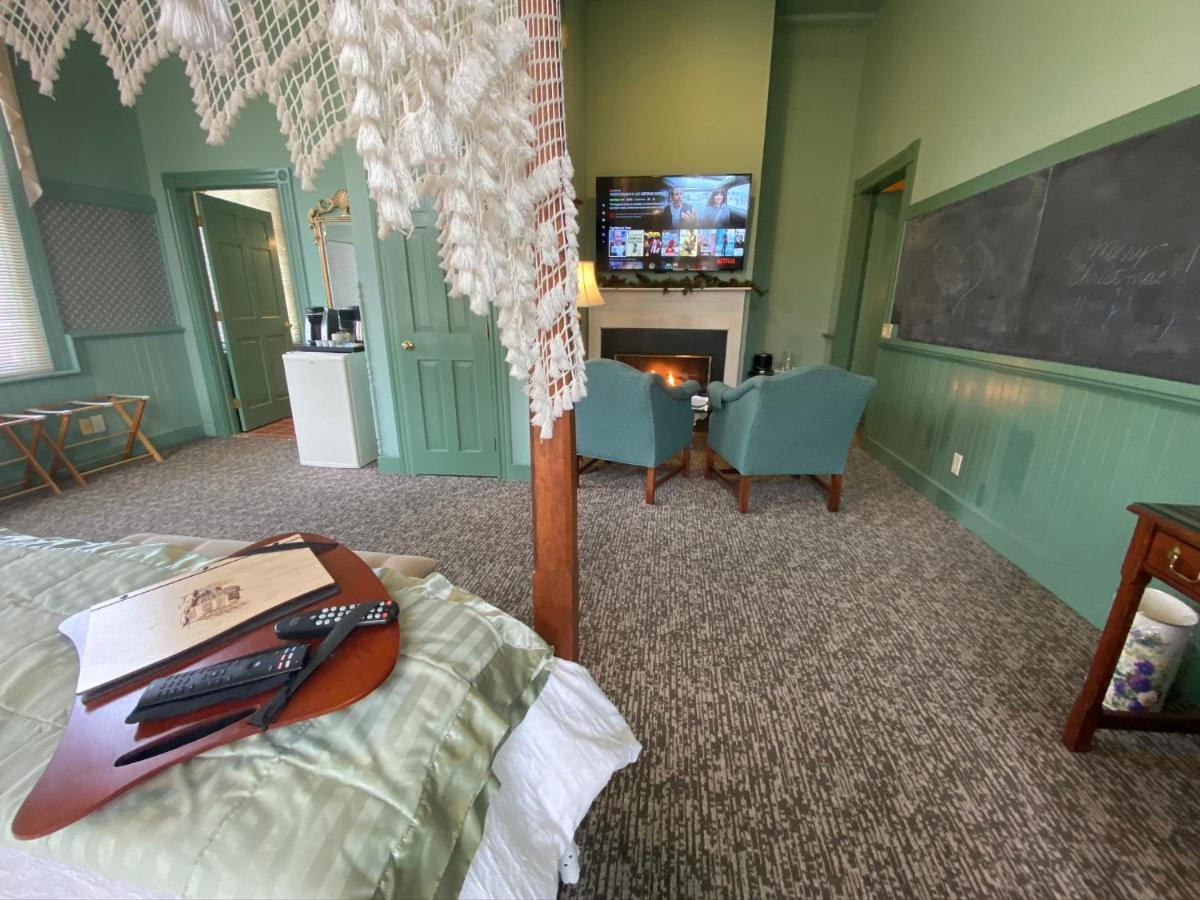 Chambery Inn ลี ภายนอก รูปภาพ