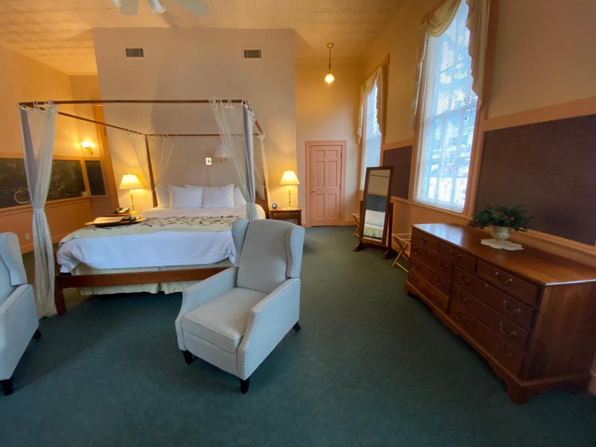 Chambery Inn ลี ภายนอก รูปภาพ